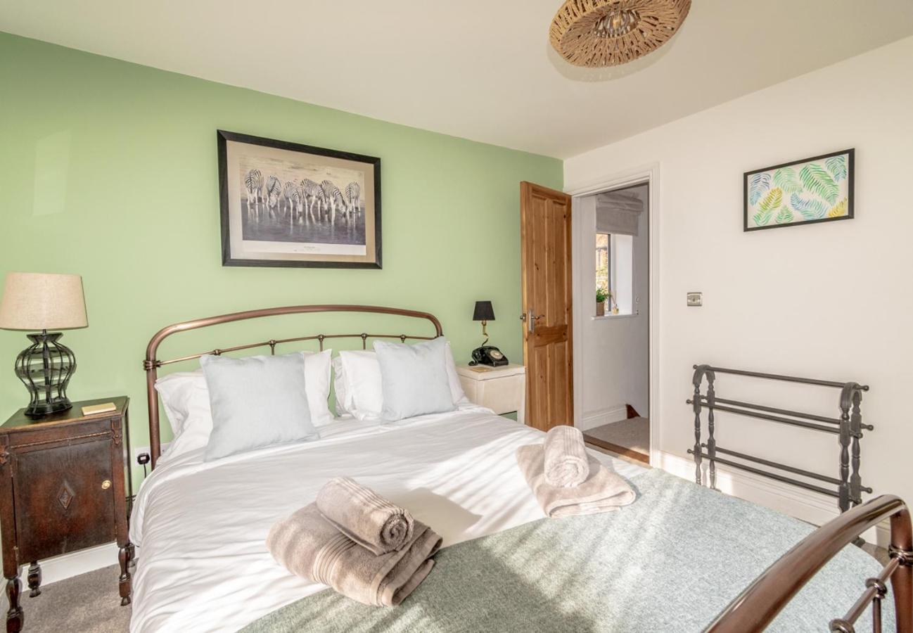 2-Bedroom Stylish, Cosy & Bright Cottage, Pet Friendly, Sleeps 5, Titchfield Village - by Blue Puffin Stays view 3