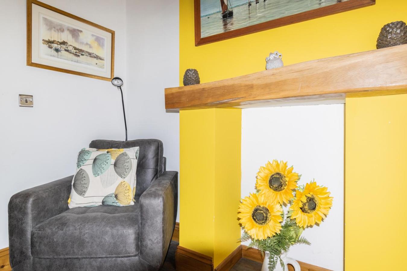 2-Bedroom Stylish, Cosy & Bright Cottage, Pet Friendly, Sleeps 5, Titchfield Village - by Blue Puffin Stays view 2