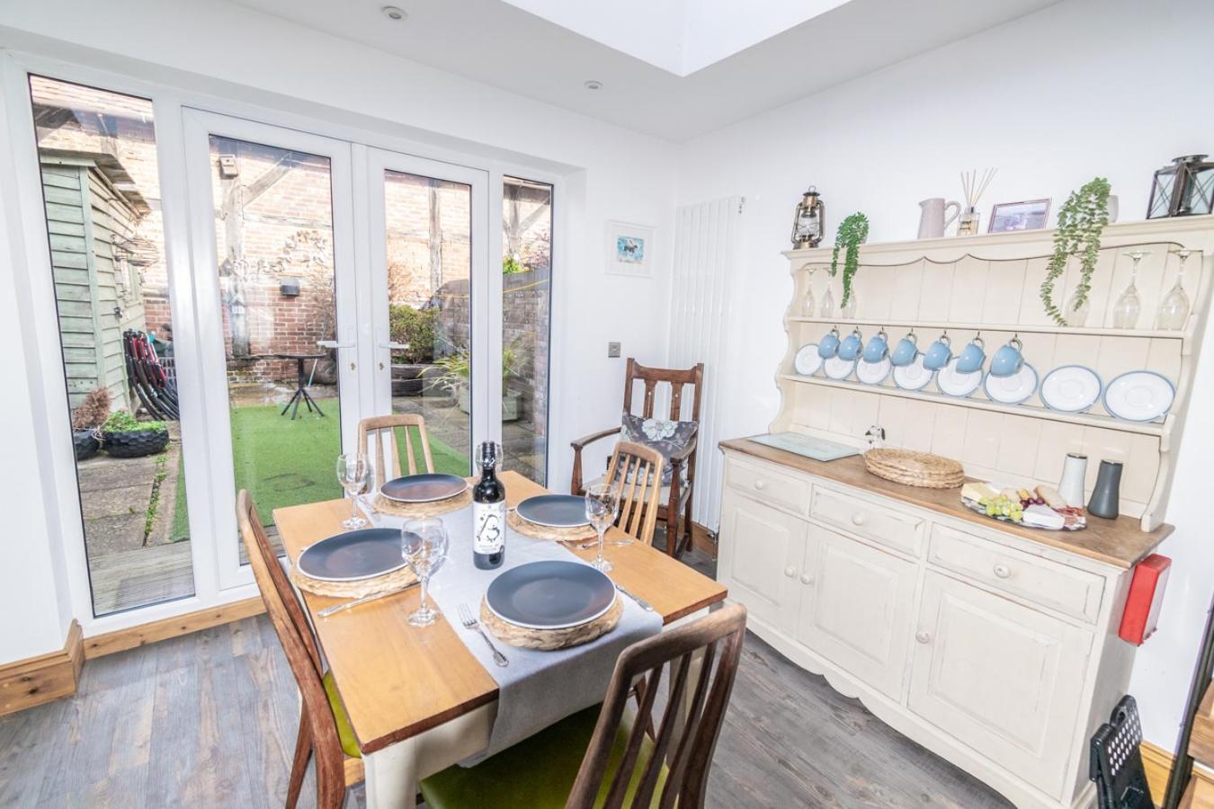 2-Bedroom Stylish, Cosy & Bright Cottage, Pet Friendly, Sleeps 5, Titchfield Village - by Blue Puffin Stays view 5