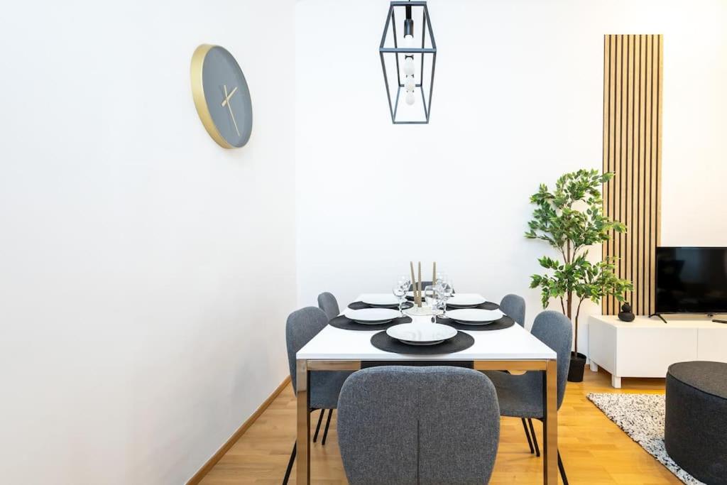 OrestaLiving - Spacious 2BR on the Danube Canal