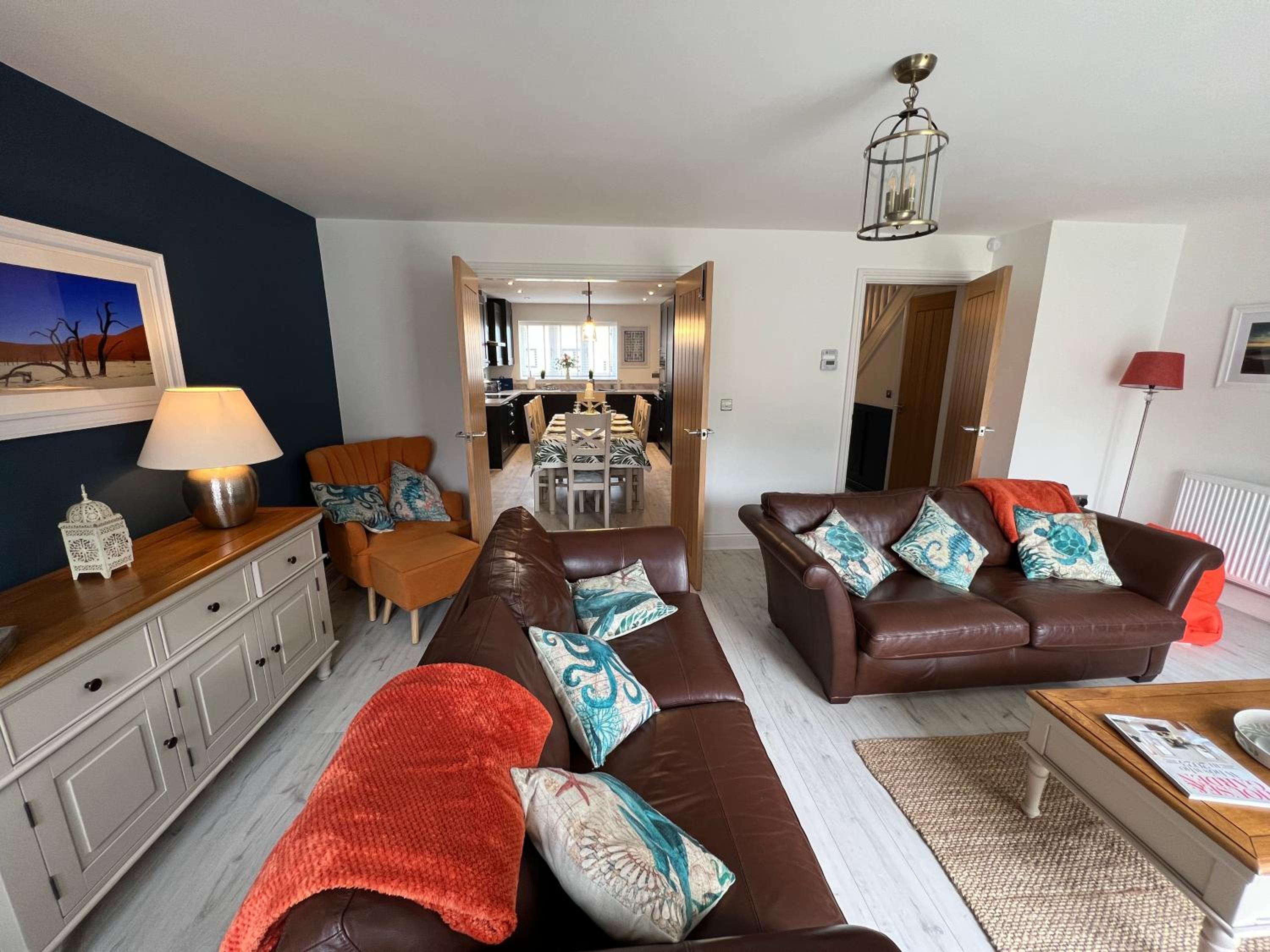 CAPTAINS HOUSE WHITBY - HOT TUB - Luxury view 2