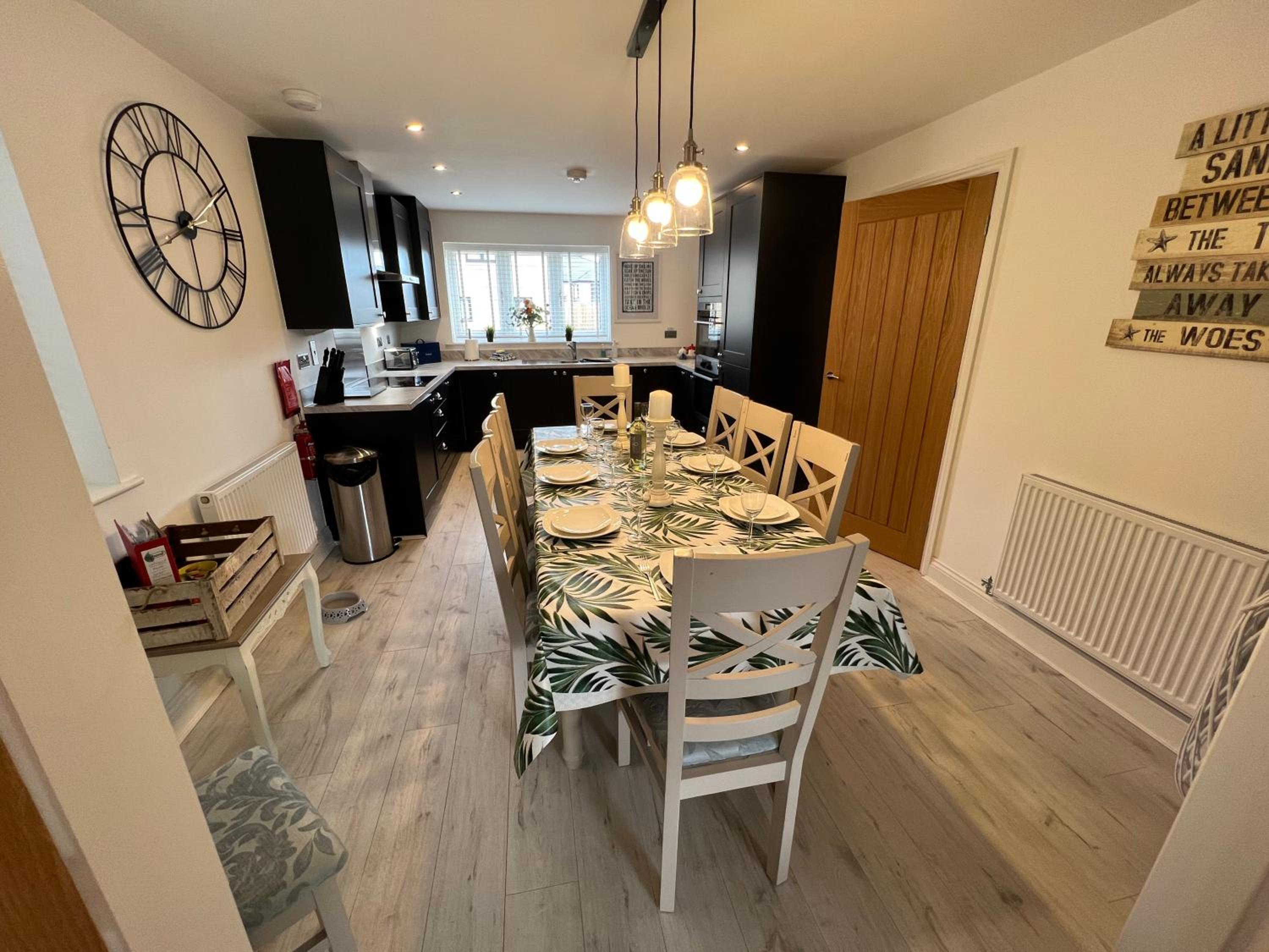 CAPTAINS HOUSE WHITBY - HOT TUB - Luxury view 4