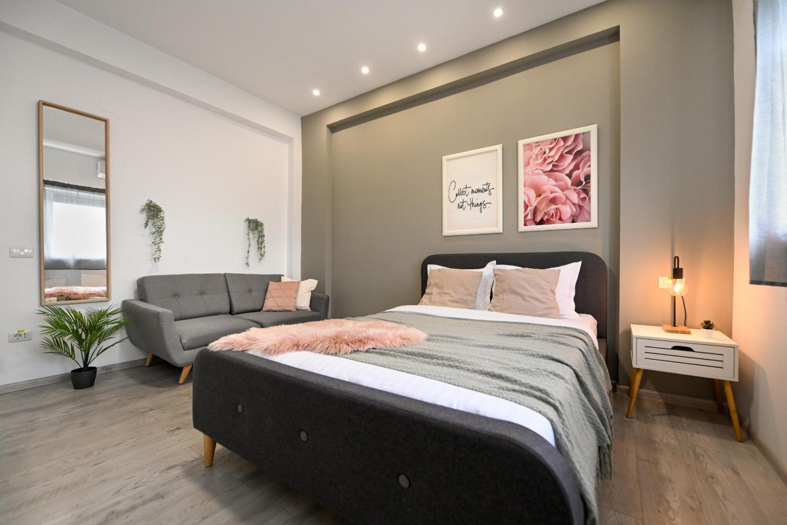 Splendid 2BR Apartment with Breathtaking Views of Casa Poporului view 4