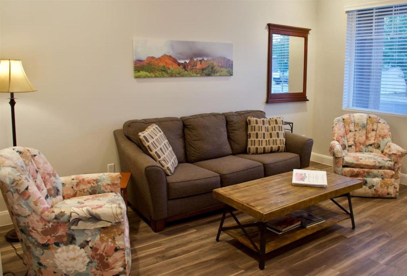 ZC4 Pet Friendly Home Near Zion view 3