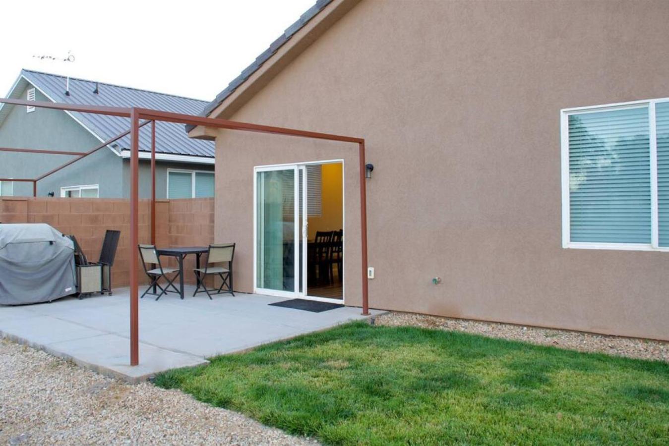 ZC4 Pet Friendly Home Near Zion view 5
