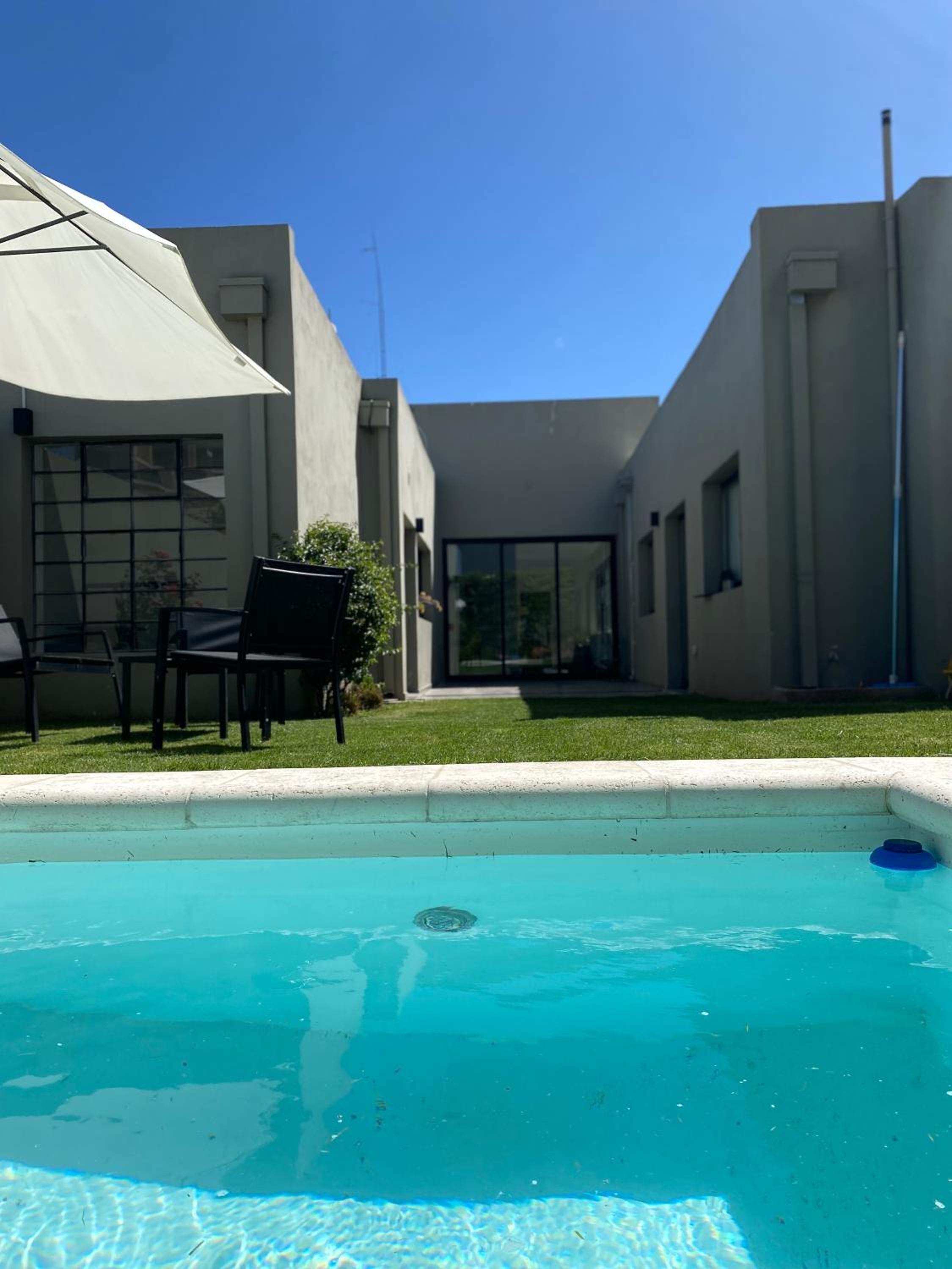 Casa céntrica con pileta y parrilla