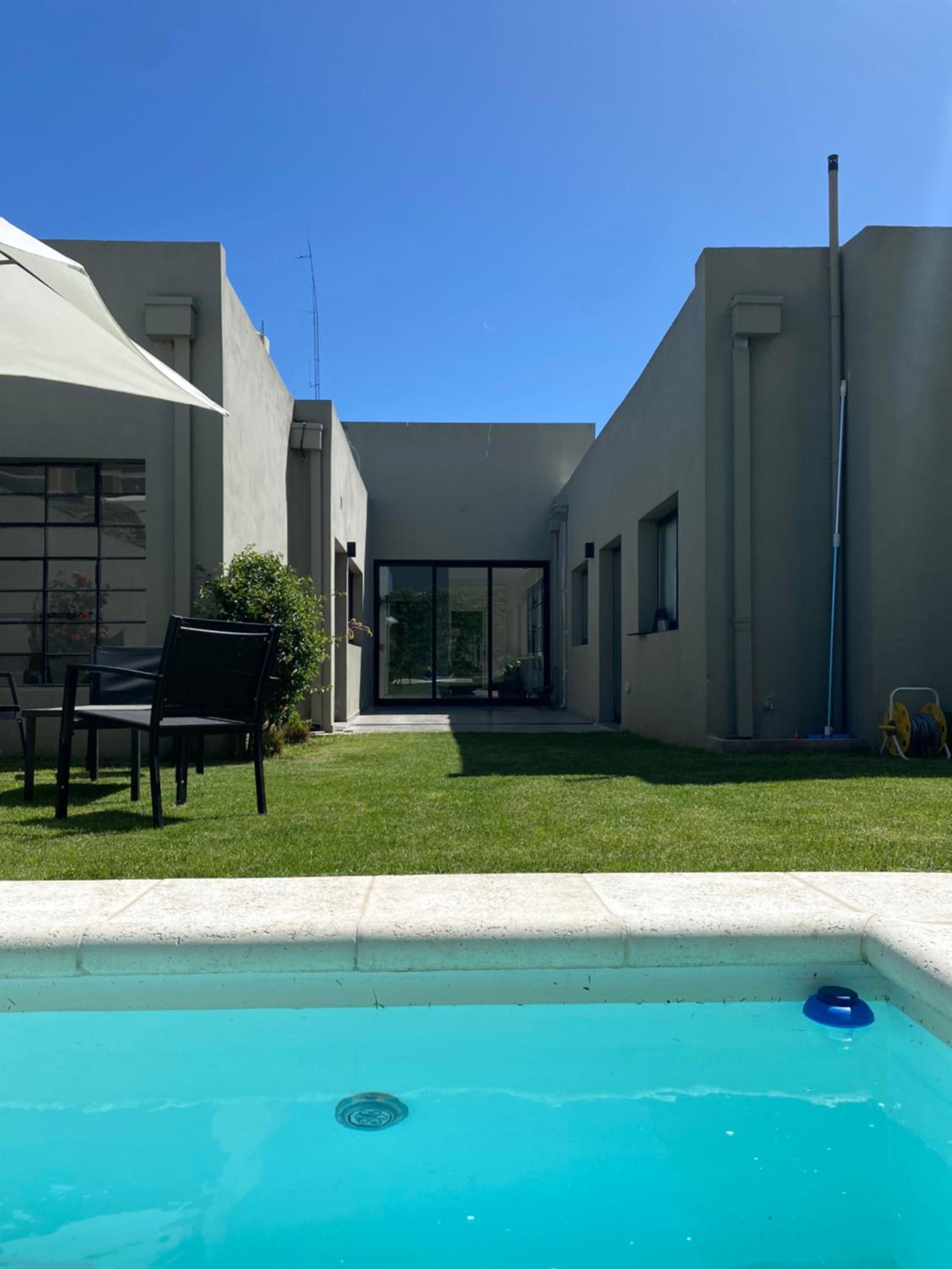 Casa céntrica con pileta y parrilla