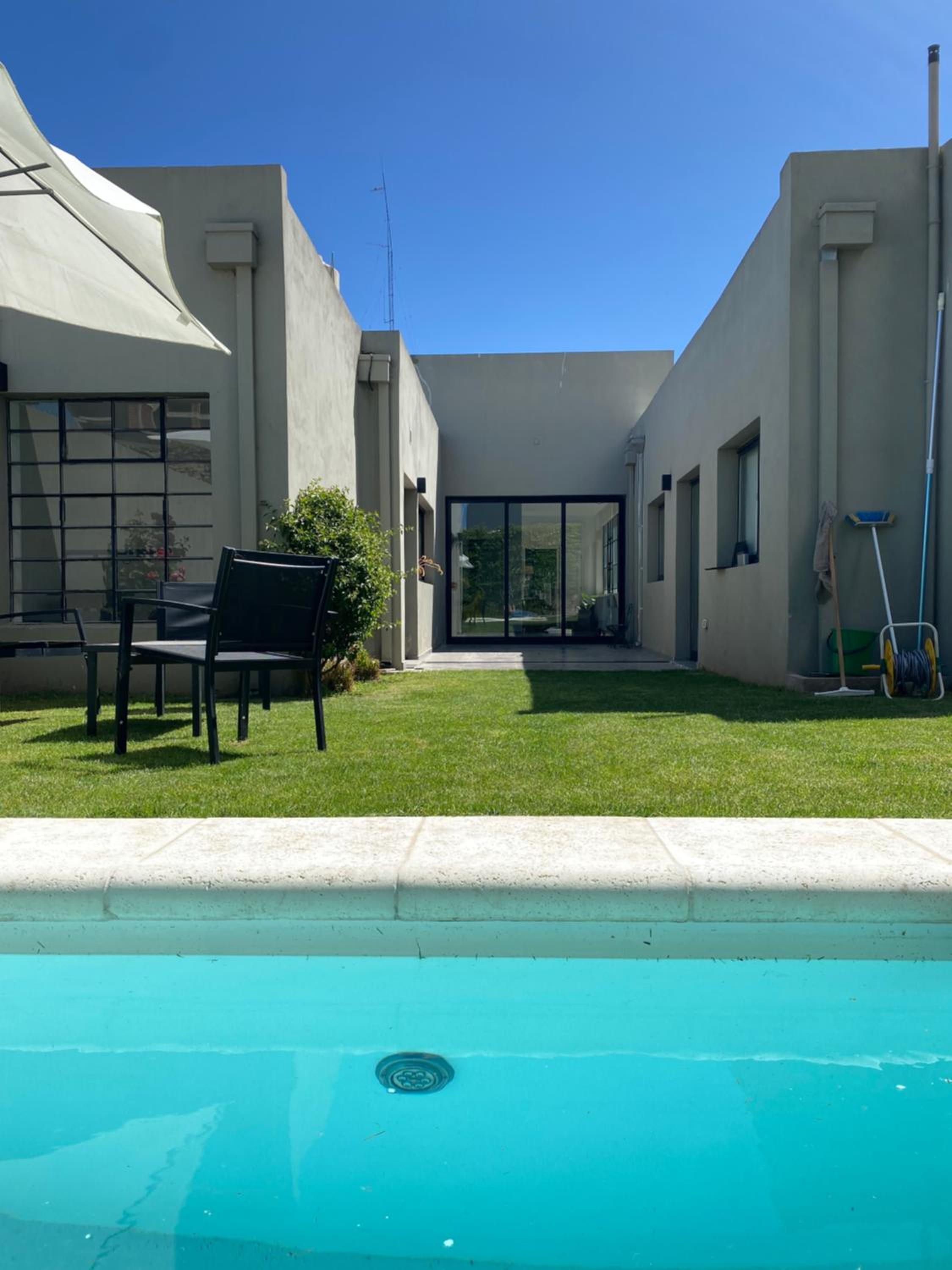 Casa céntrica con pileta y parrilla
