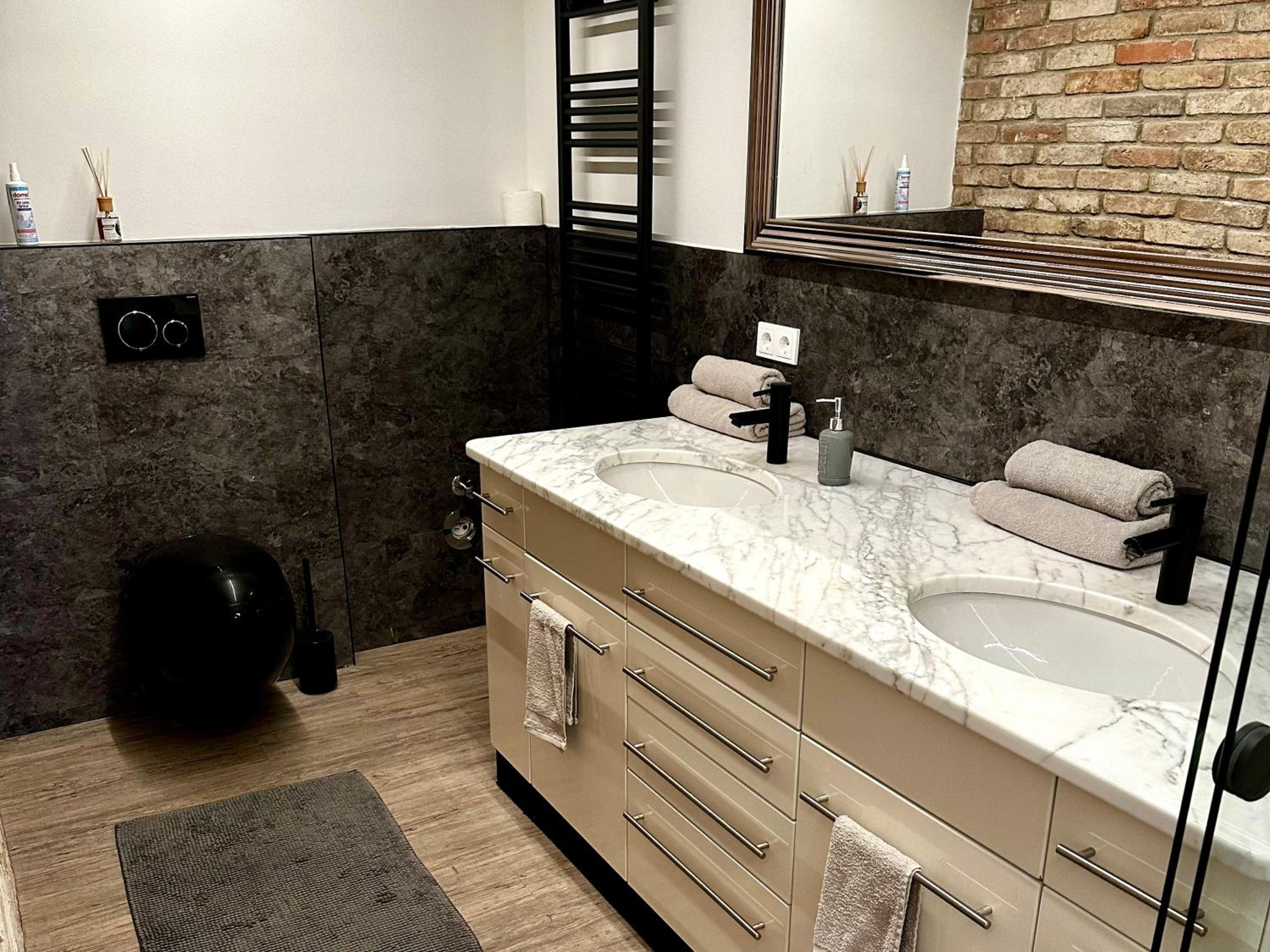 BeeFree WhirlpoolSuiteXL33-FreeParking-FastWiFi