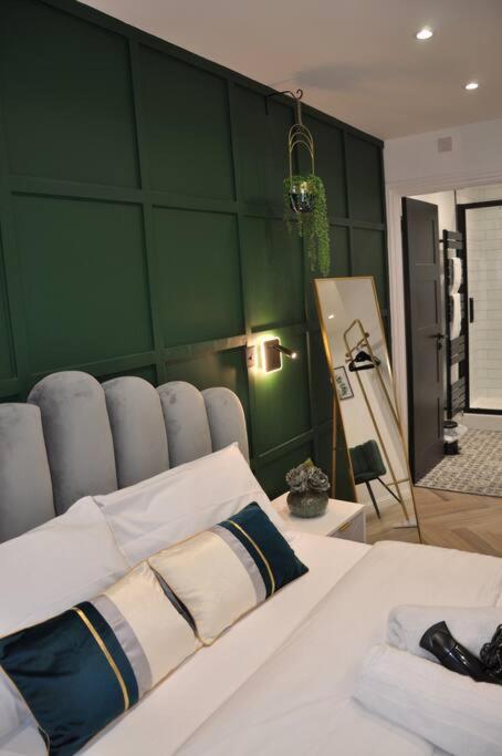 Cosy, Spacious Apt - Central MK-Smart TV-Free Wifi view 5