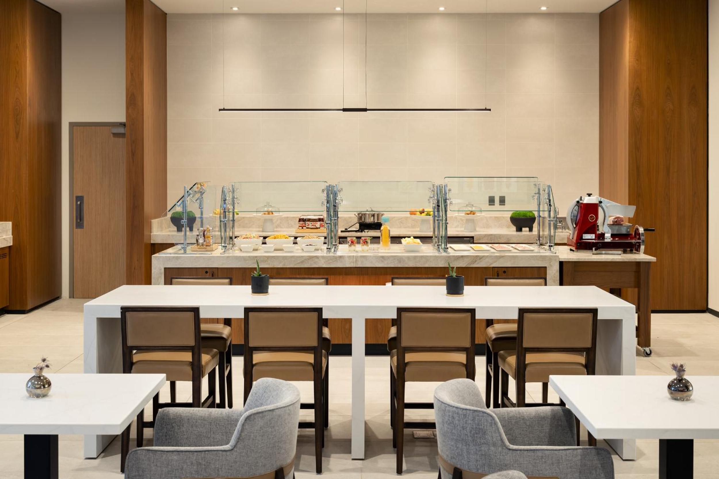 AC Hotel San Rafael Downtown 8