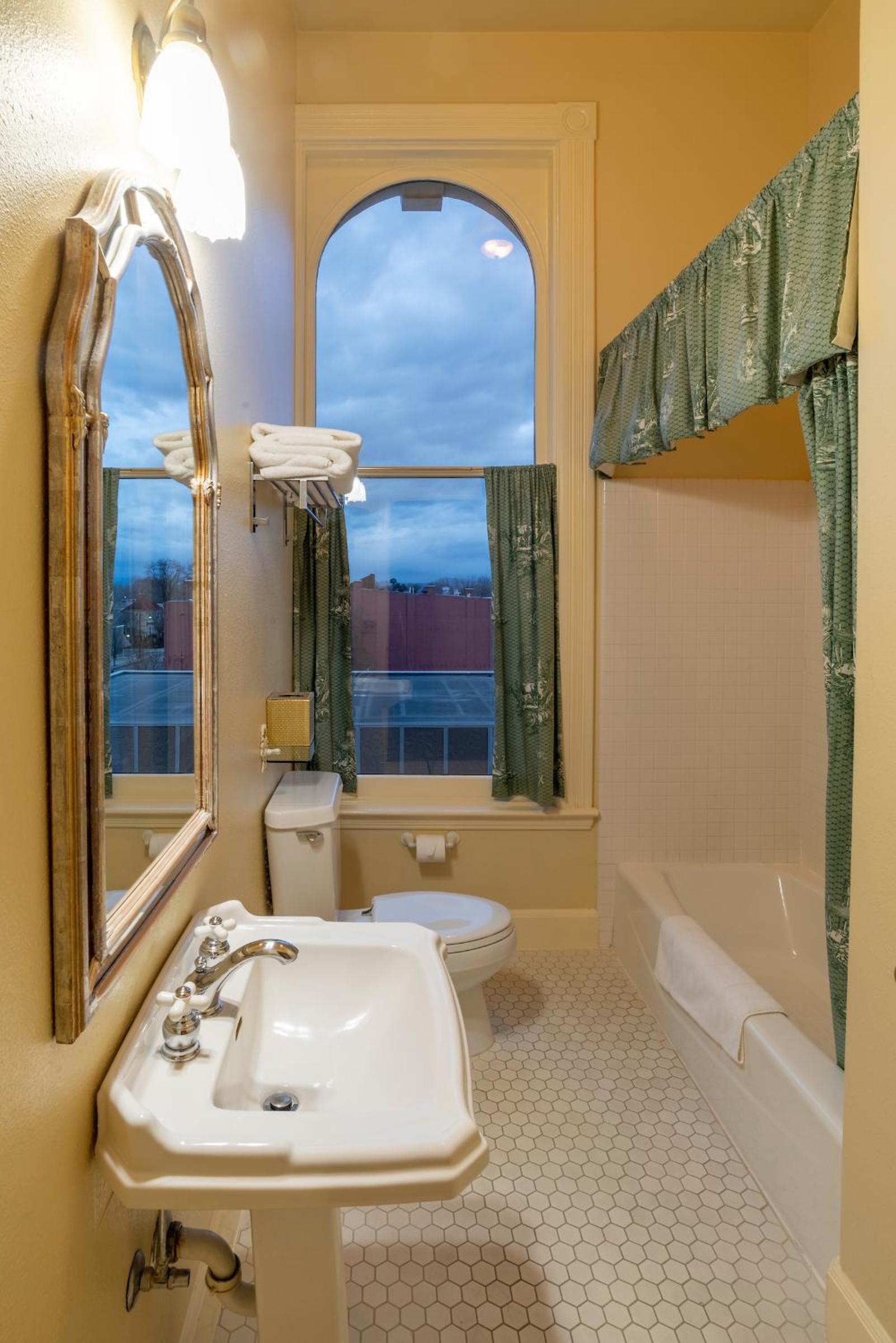 Baker City Vacations - Geiser Grand Hotel - Property Image 75