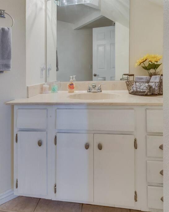 Sunny Haven, Pool, Games, BBQ, Pet-Friendly! view 4