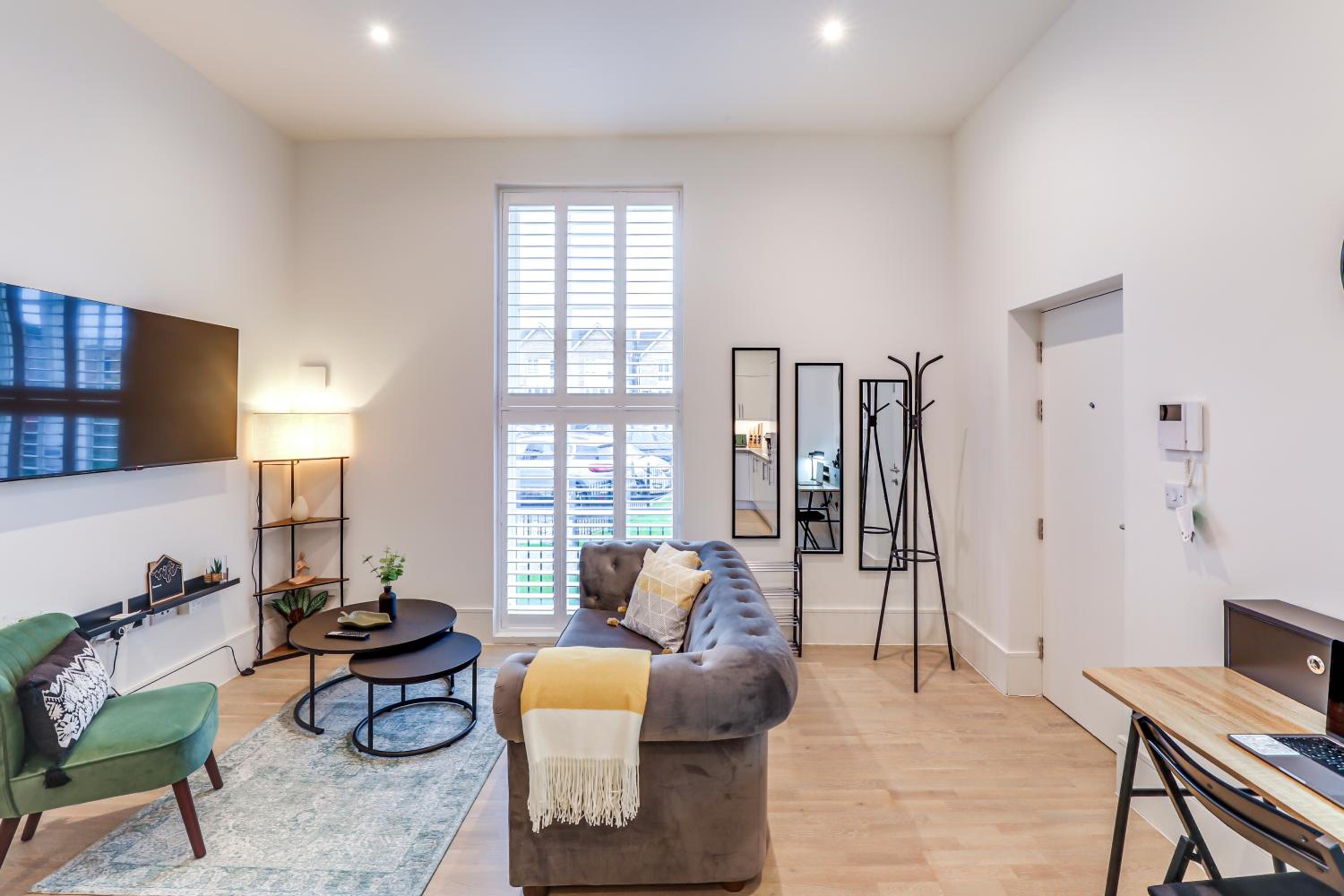 Modern 2BR 2BA with Free Parking - Sleeps 6