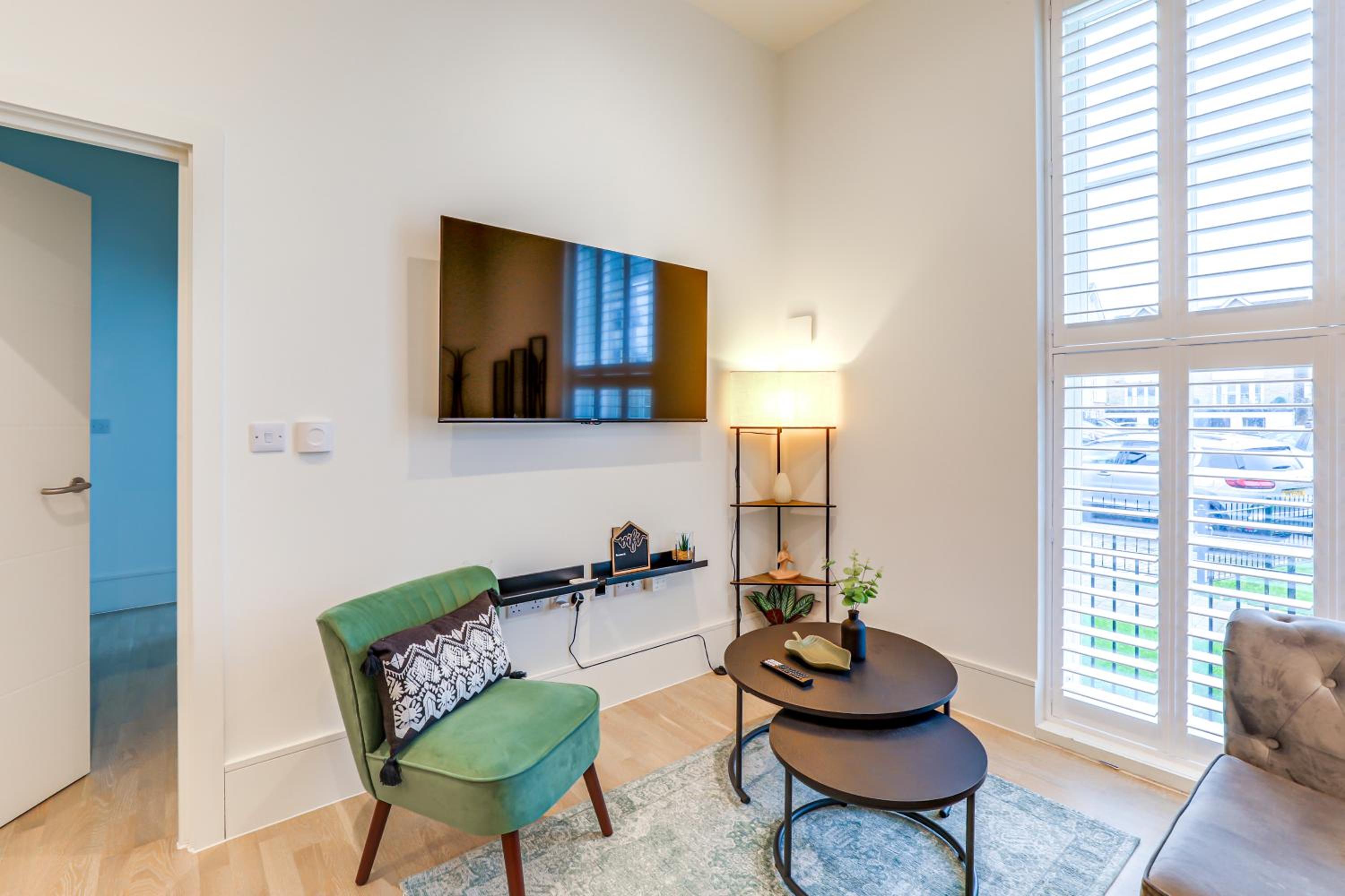 Modern 2BR 2BA with Free Parking - Sleeps 6