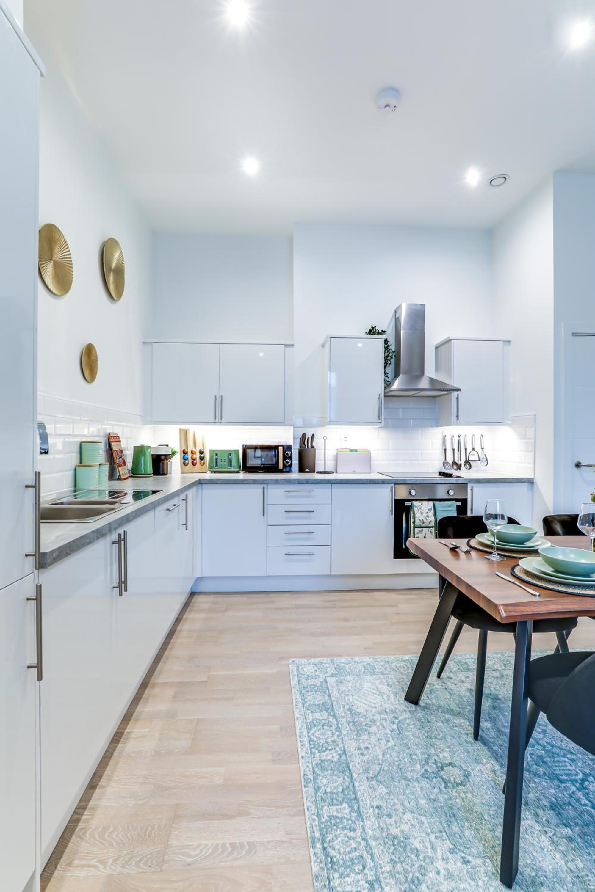 Modern 2BR 2BA with Free Parking - Sleeps 6