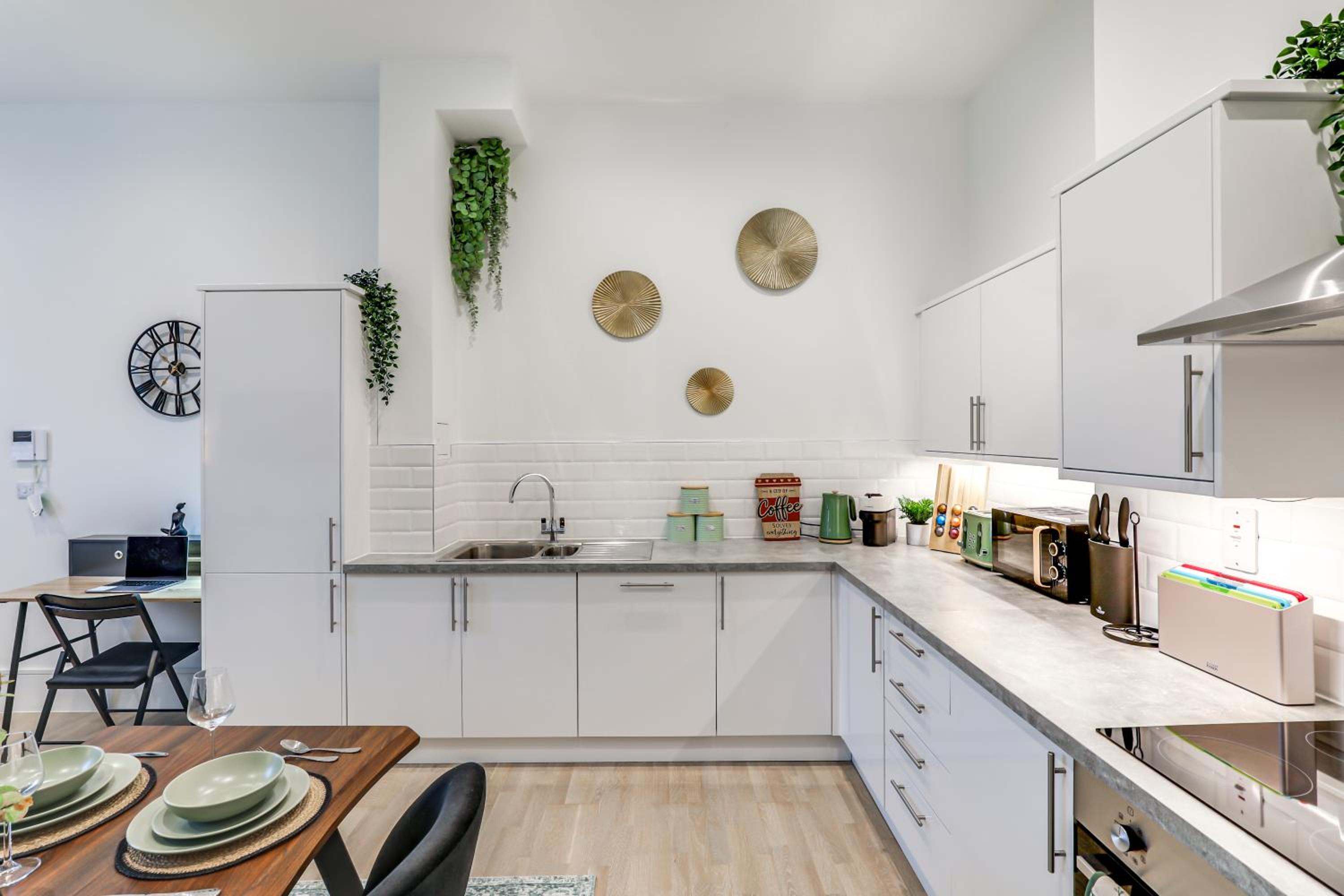 Modern 2BR 2BA with Free Parking - Sleeps 6