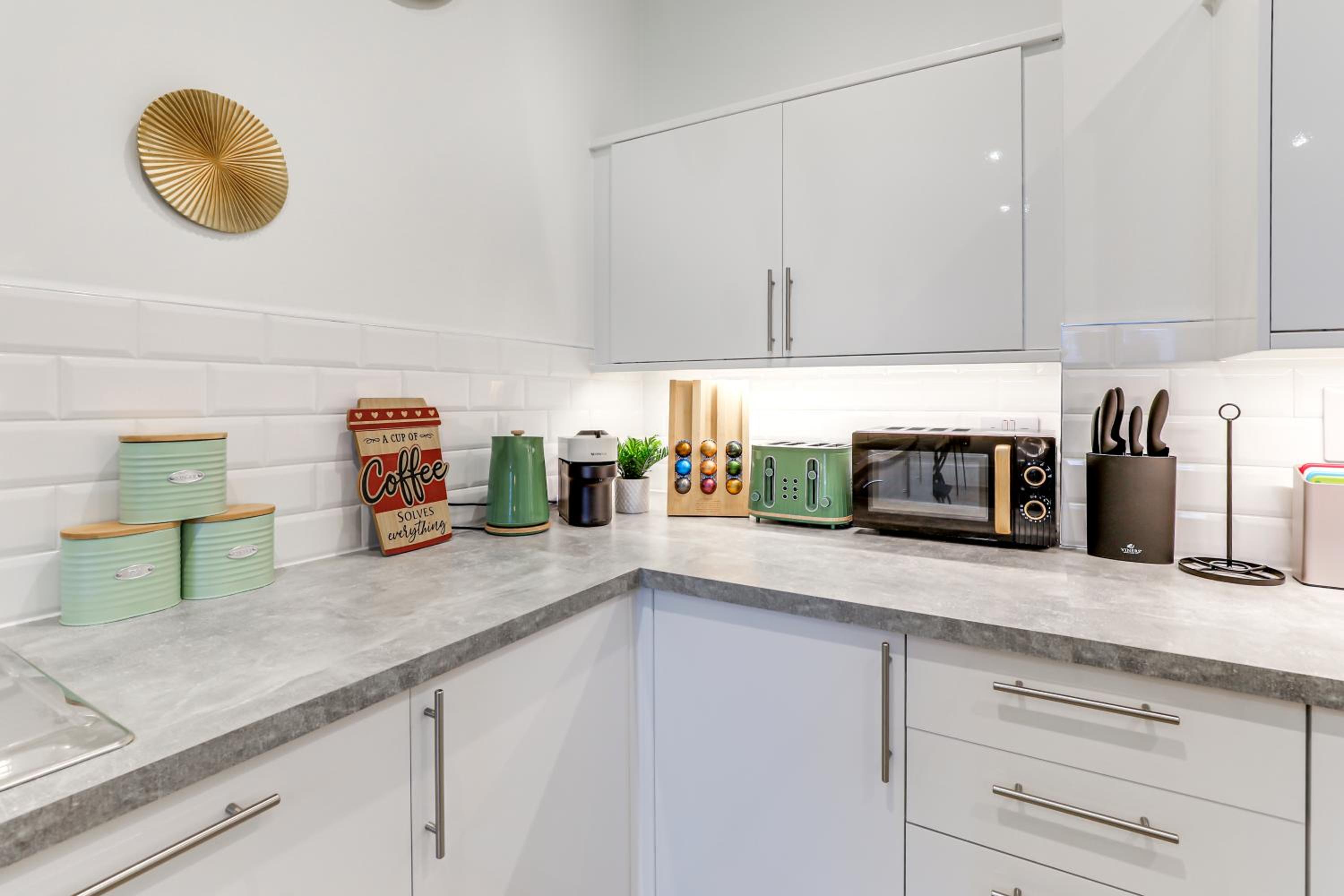 Modern 2BR 2BA with Free Parking - Sleeps 6