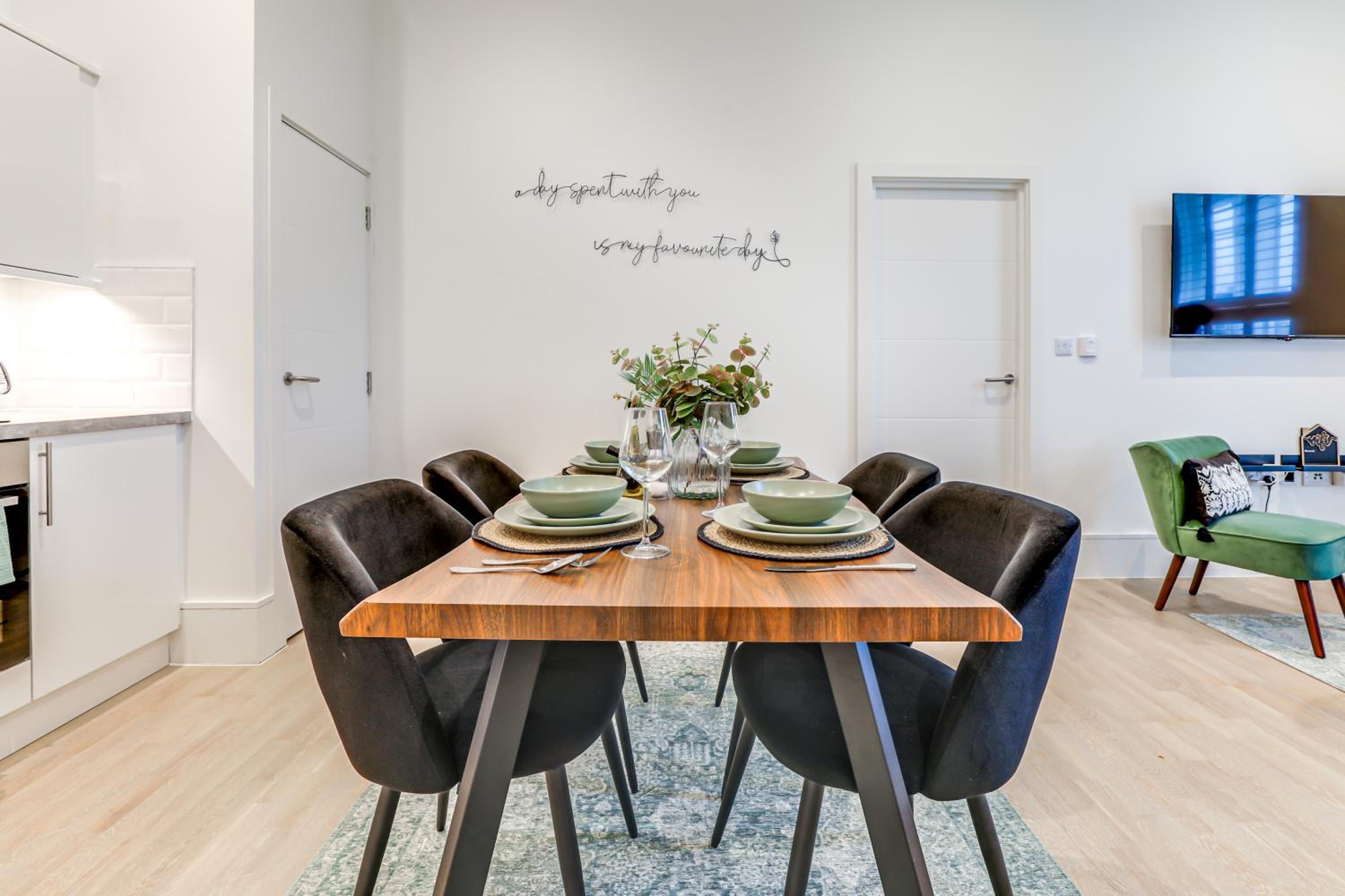 Modern 2BR 2BA with Free Parking - Sleeps 6