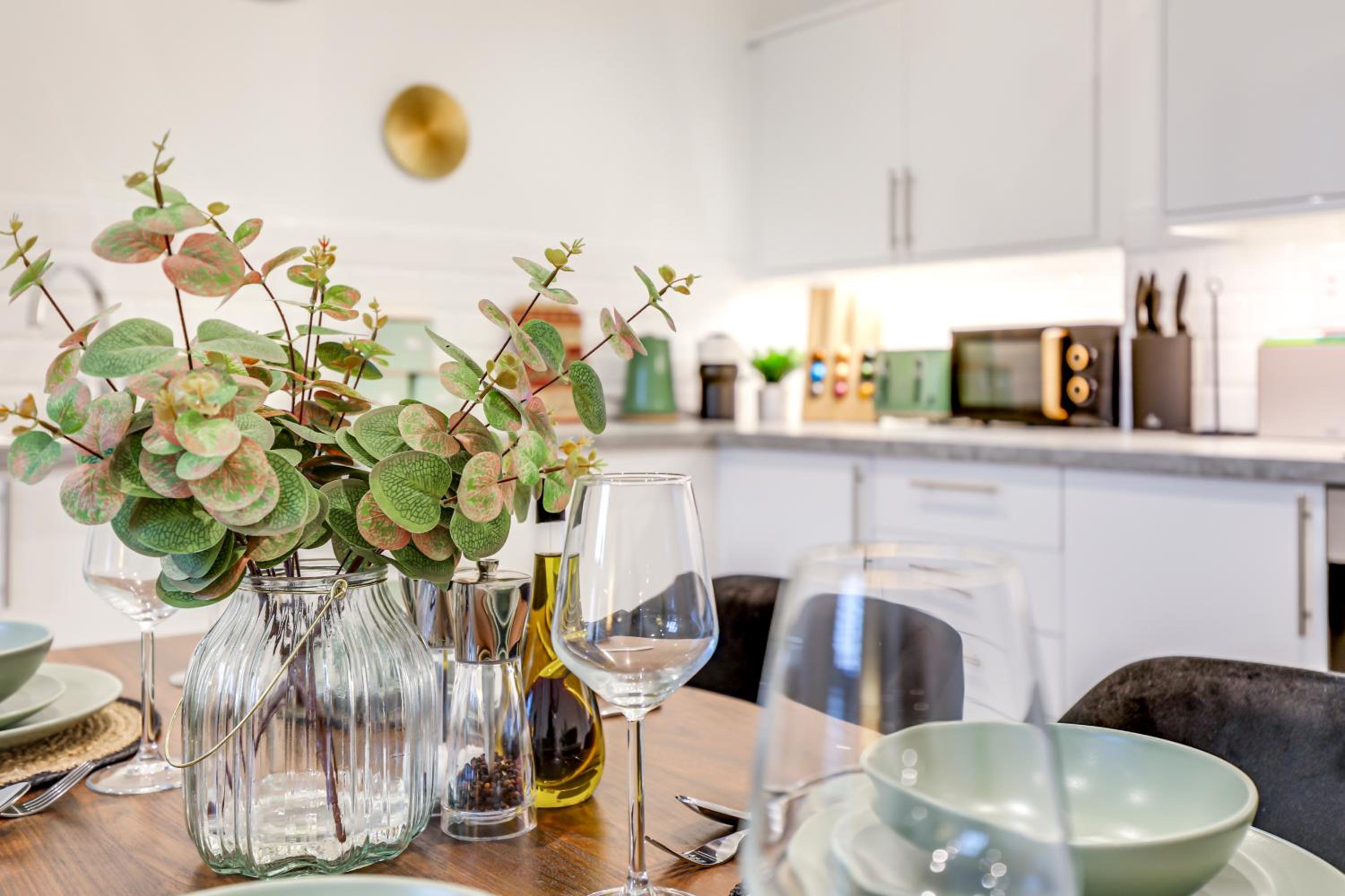 Modern 2BR 2BA with Free Parking - Sleeps 6