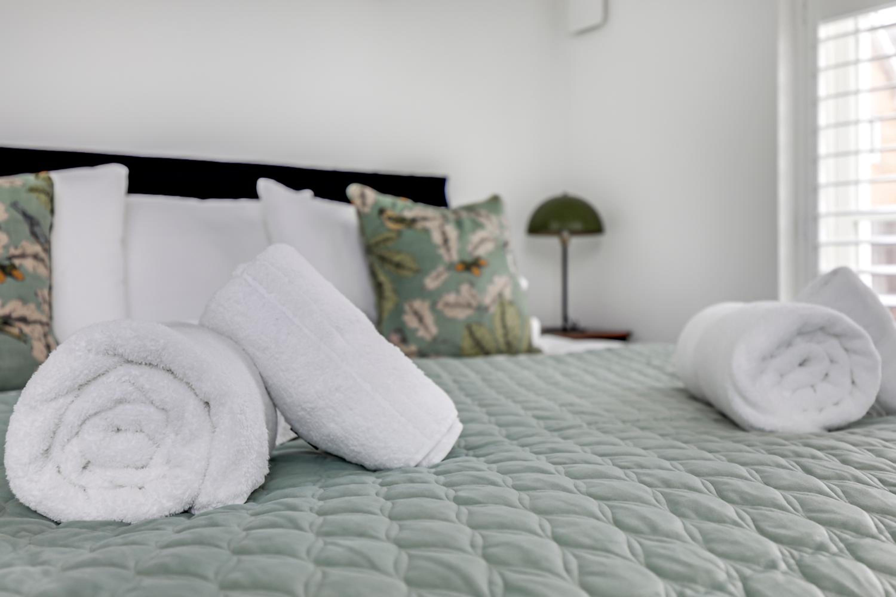 Modern 2BR 2BA with Free Parking - Sleeps 6