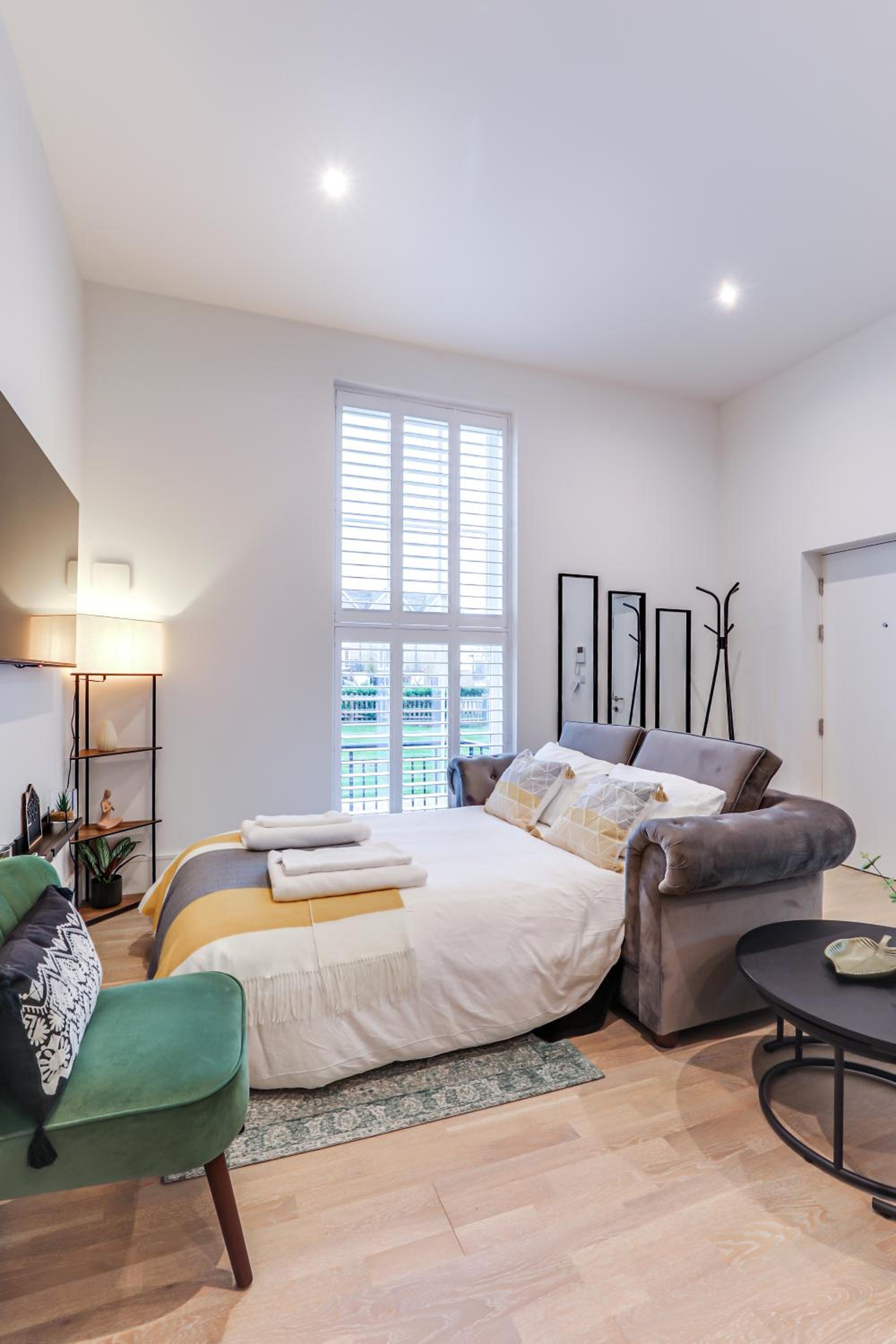 Modern 2BR 2BA with Free Parking - Sleeps 6