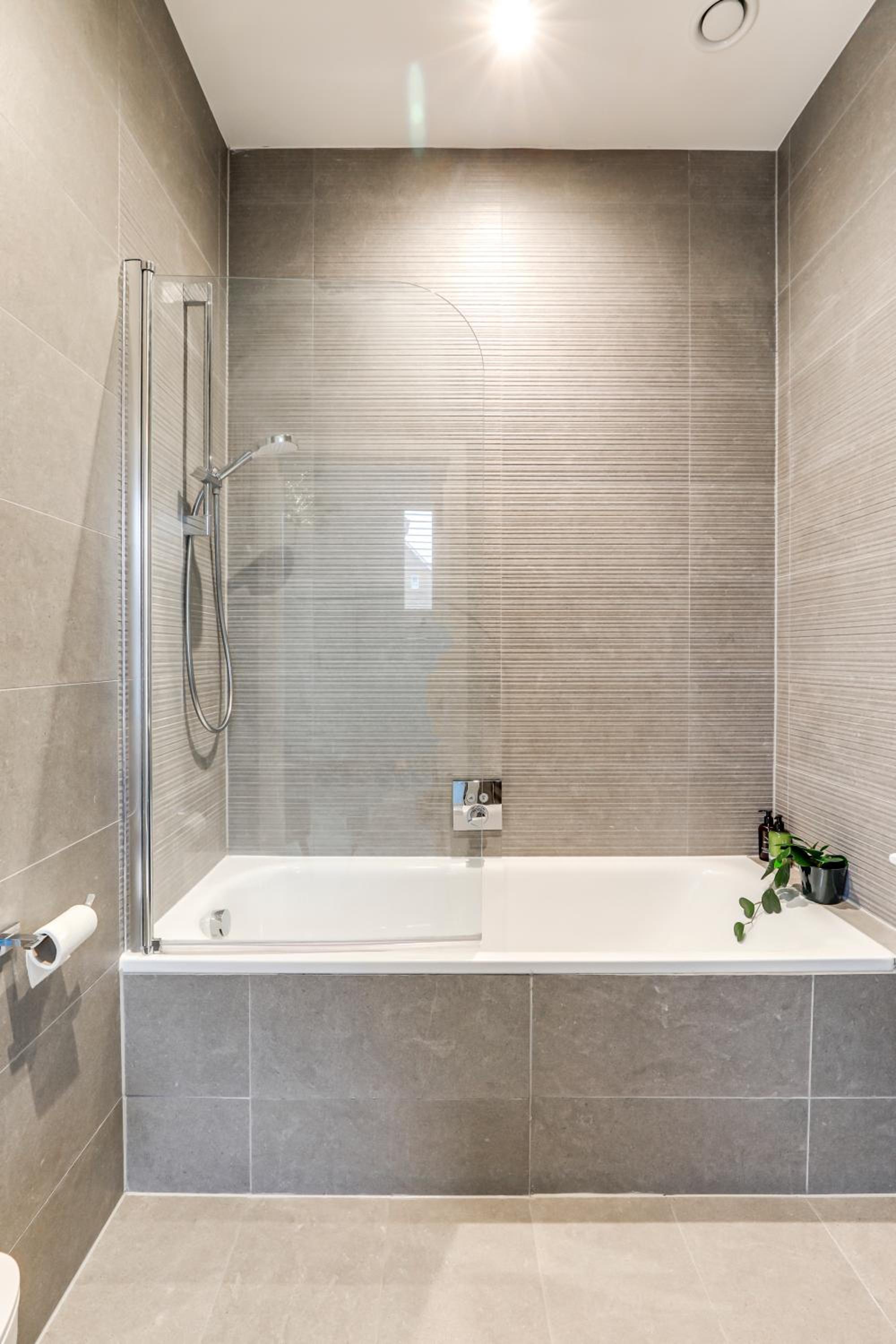 Modern 2BR 2BA with Free Parking - Sleeps 6