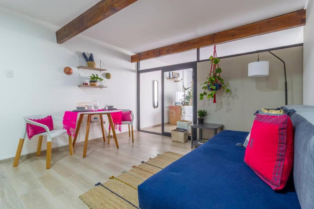 Super well located cozy condo w/balcony WiFi 60mb photo 2