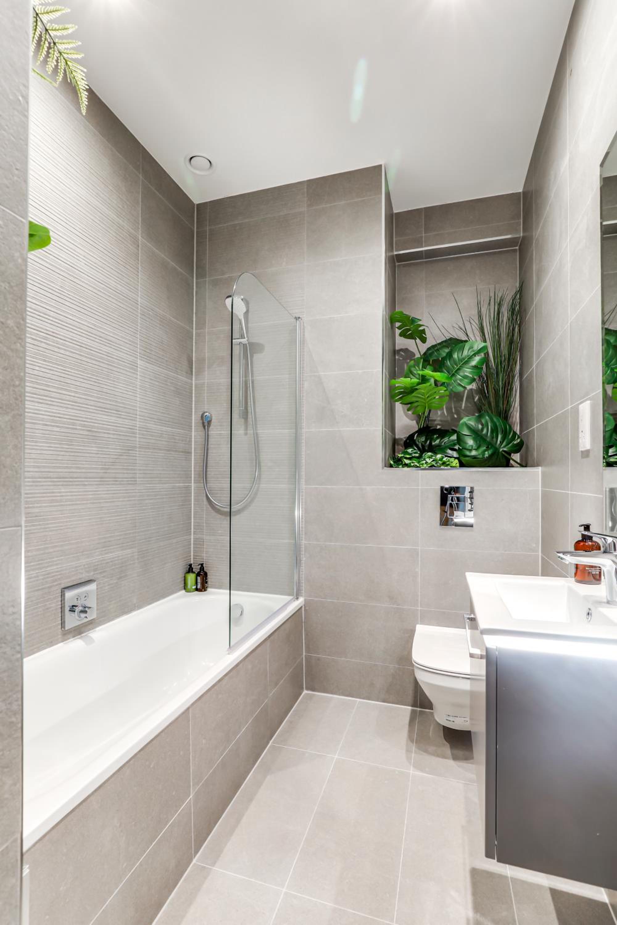 Modern 2BR 2BA with Free Parking - Sleeps 6