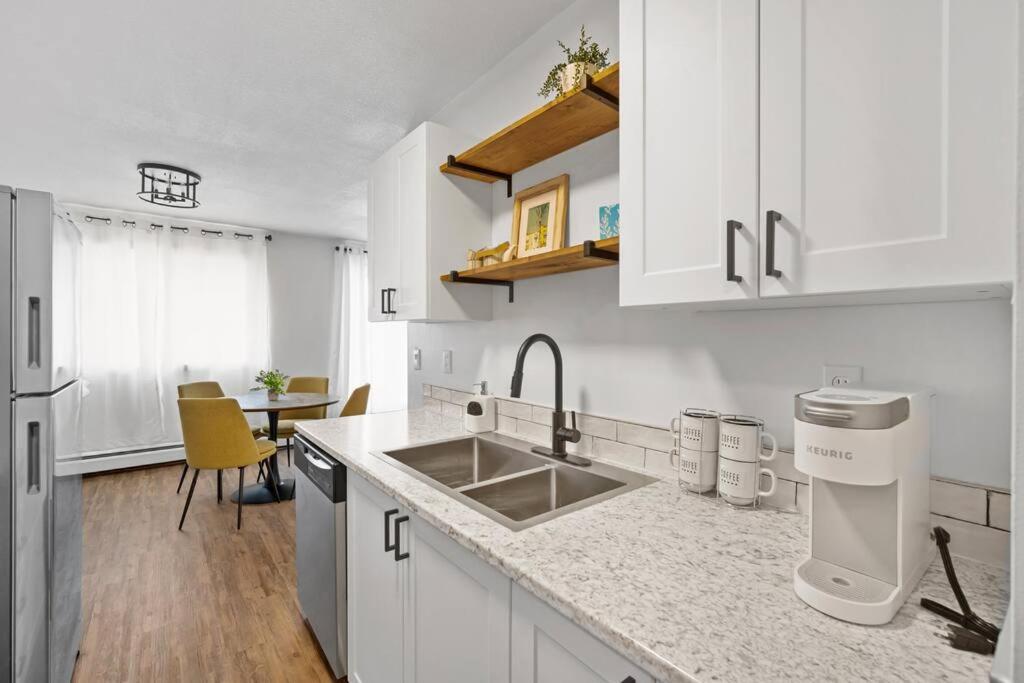 Spacious 2BR Top Floor with Balcony Free WiFi