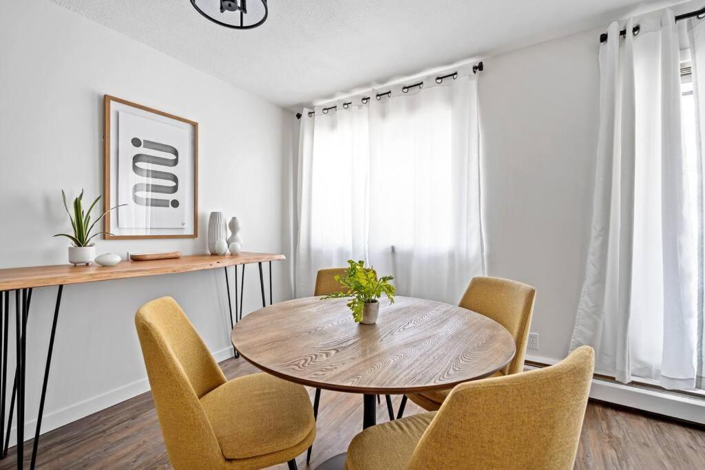 Spacious 2BR Top Floor with Balcony Free WiFi