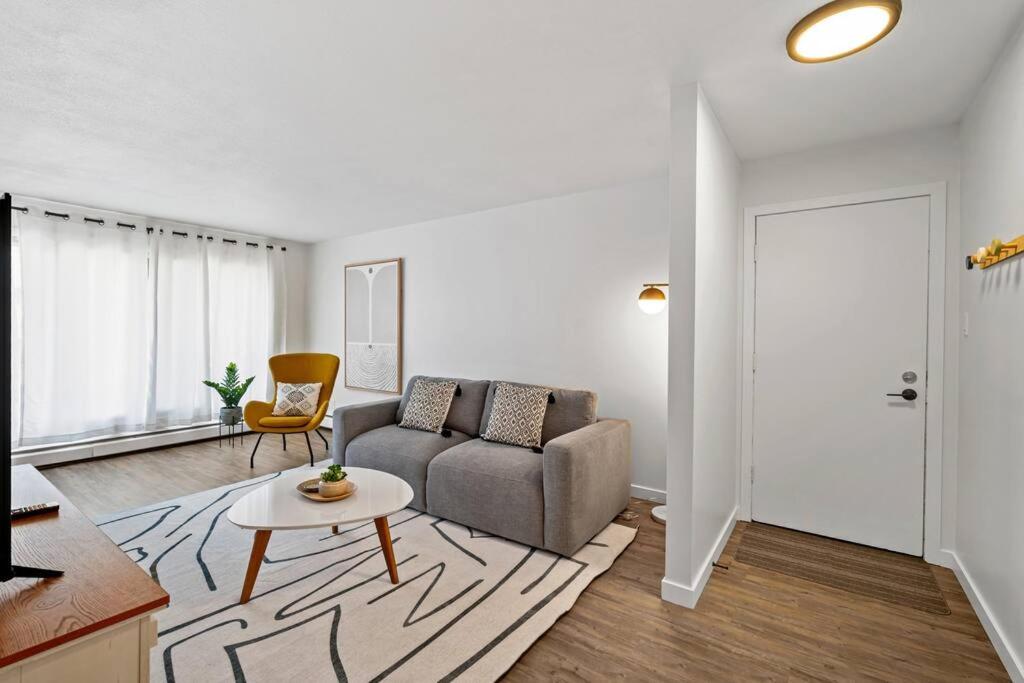 Spacious 2BR Top Floor with Balcony Free WiFi