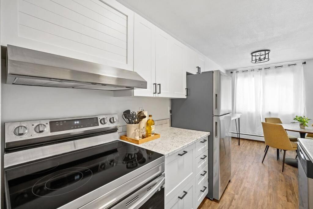 Spacious 2BR Top Floor with Balcony Free WiFi