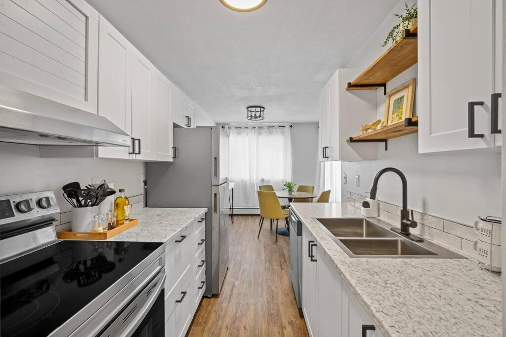 Spacious 2BR Top Floor with Balcony Free WiFi