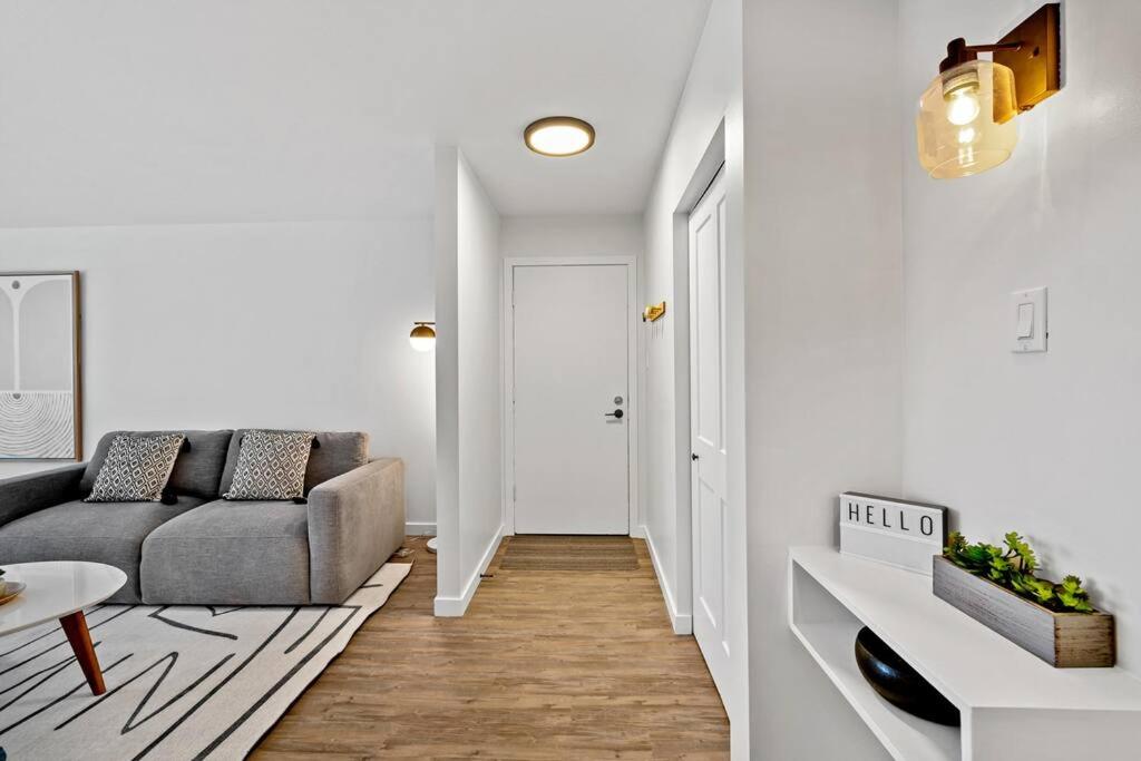 Spacious 2BR Top Floor with Balcony Free WiFi