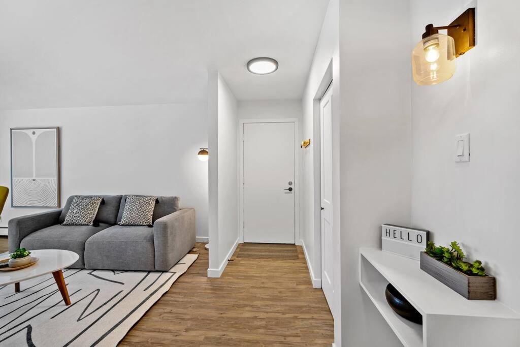 Spacious 2BR Top Floor with Balcony Free WiFi