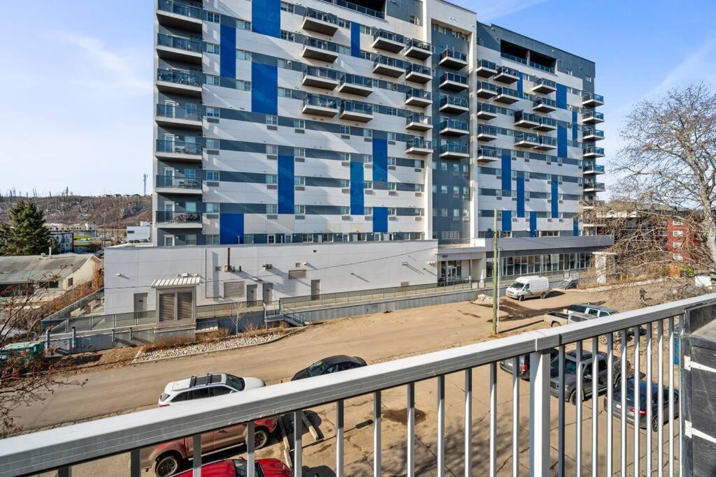 Spacious 2BR Top Floor with Balcony Free WiFi