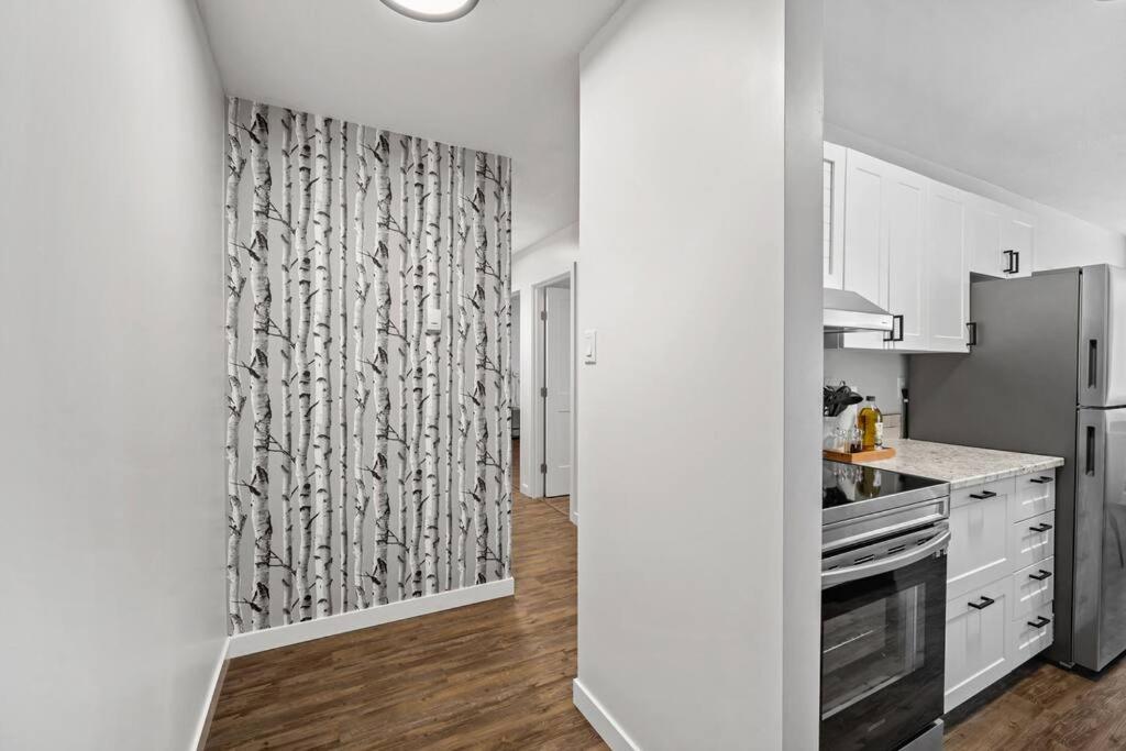 Spacious 2BR Top Floor with Balcony Free WiFi
