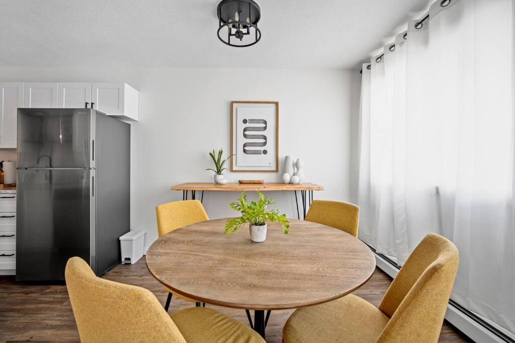 Spacious 2BR Top Floor with Balcony Free WiFi