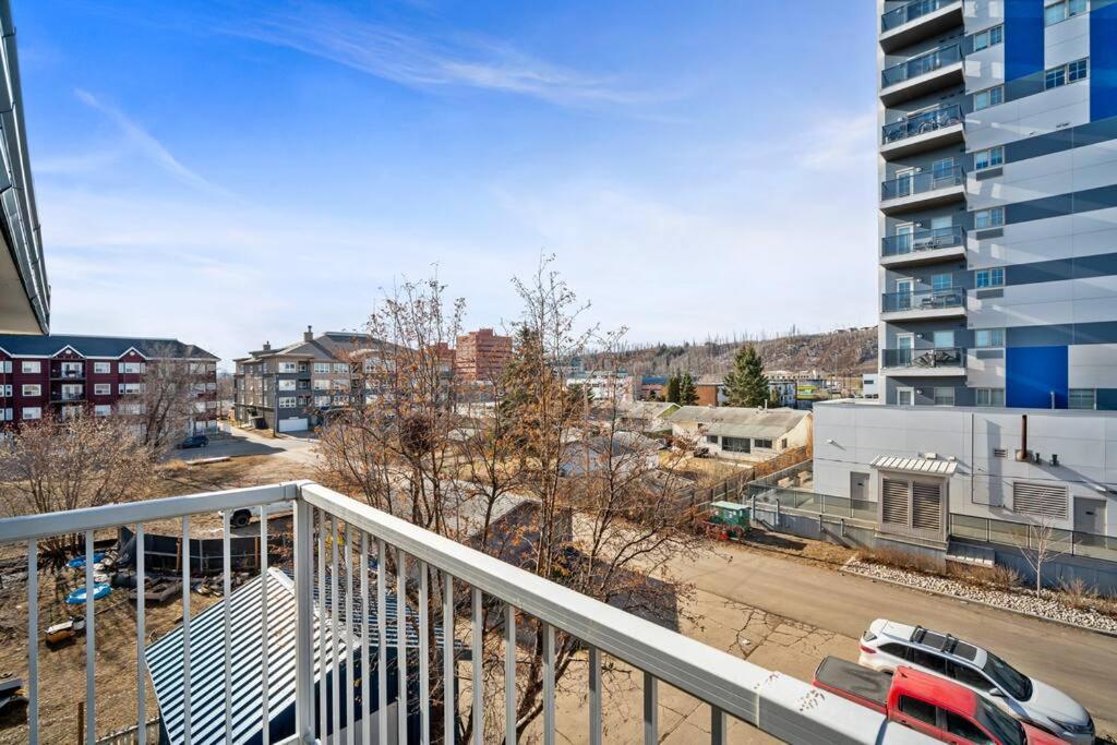 Spacious 2BR Top Floor with Balcony Free WiFi