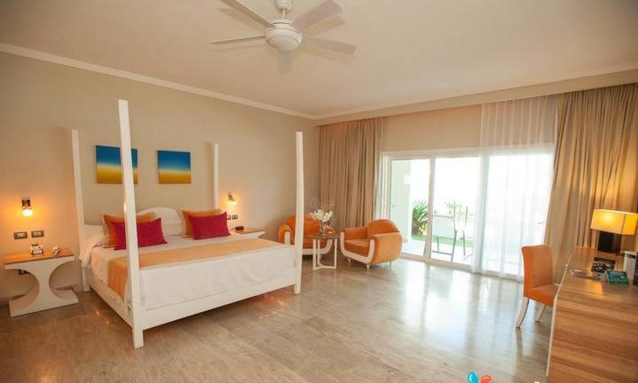 Oceanside Junior Suites at 5 Star All-Inclusive Resort view 3