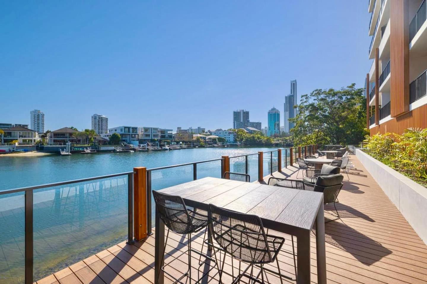 E.S. Surfers Paradise
