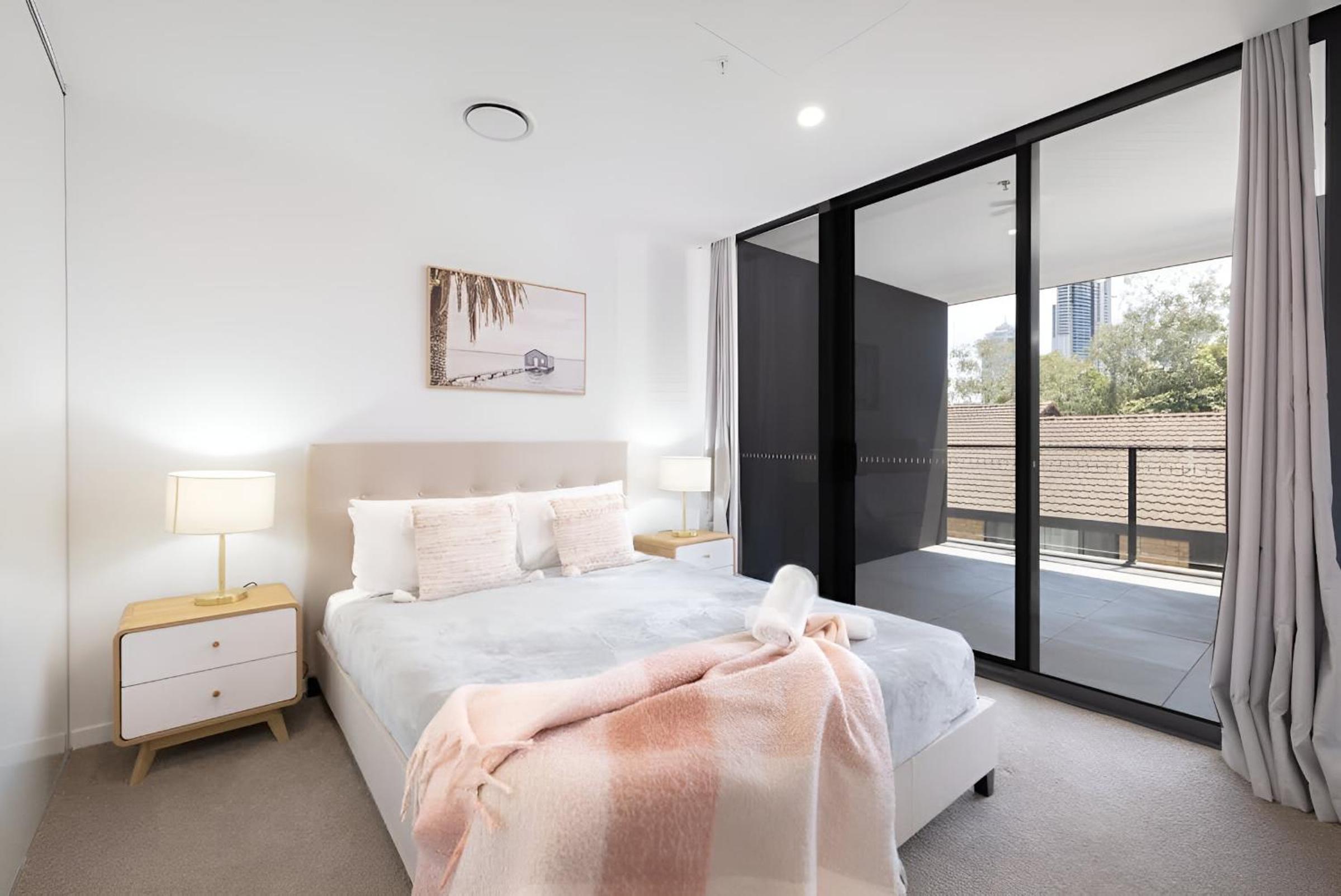 E.S. Surfers Paradise