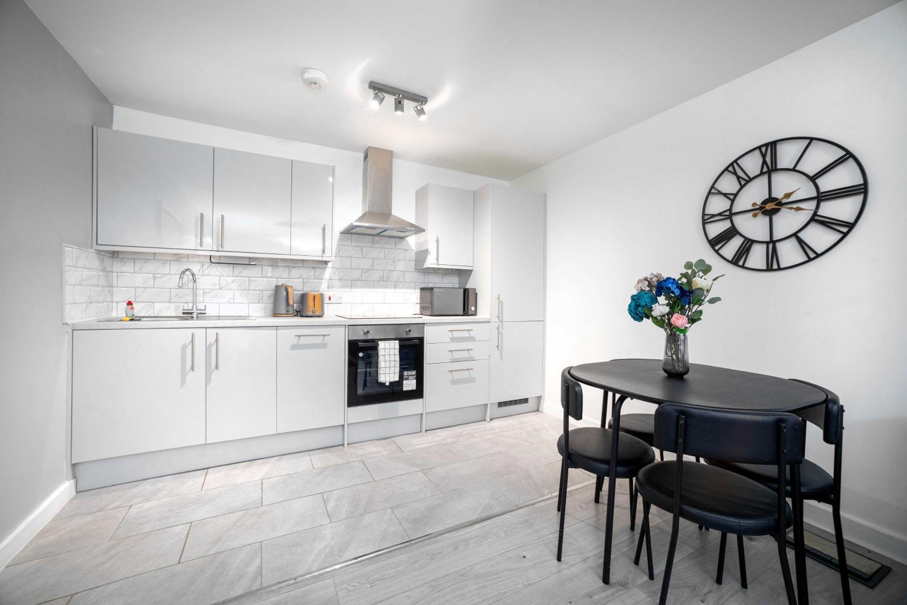 Spacious 3-Bedroom Apartment Near London Museum