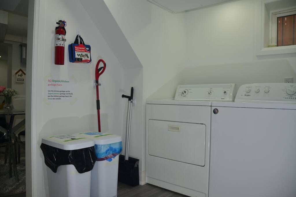 Entire Basement - 5 Guests 2 Bedrooms 3 Beds