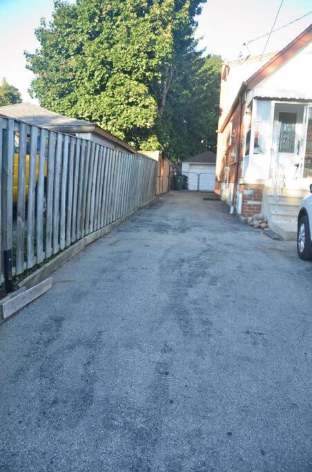 Entire Basement - 5 Guests 2 Bedrooms 3 Beds