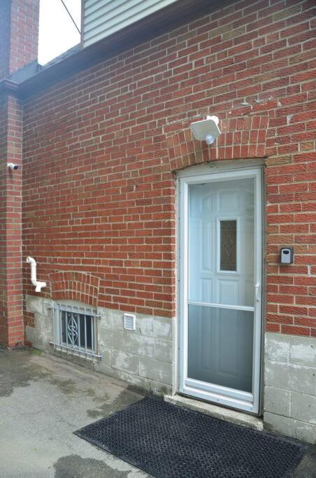 Entire Basement - 5 Guests 2 Bedrooms 3 Beds