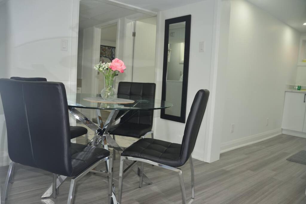 Entire Basement - 5 Guests 2 Bedrooms 3 Beds