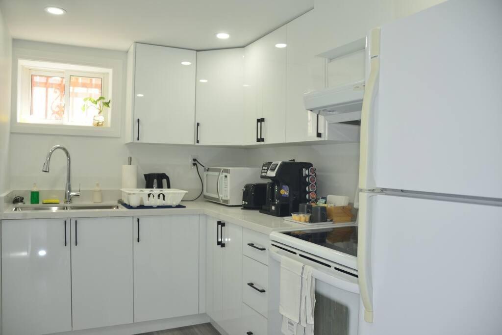 Entire Basement - 5 Guests 2 Bedrooms 3 Beds