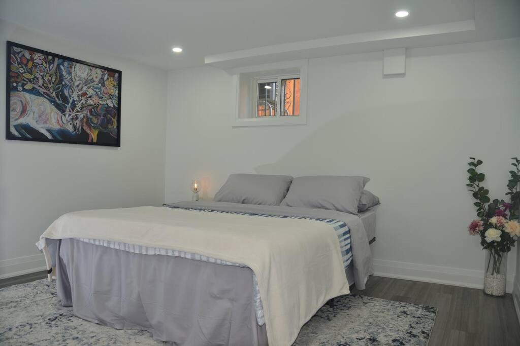Entire Basement - 5 Guests 2 Bedrooms 3 Beds
